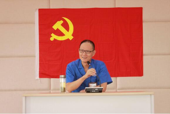 跟共产党走，做合格党员